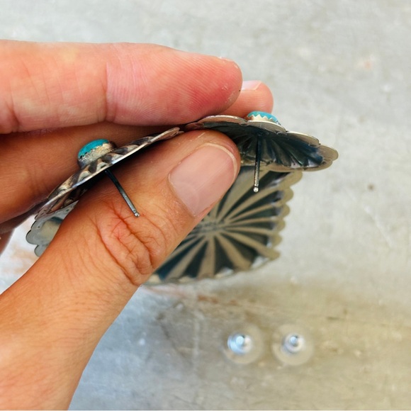 ♥️ Navajo ♥️ Glenn Livingston Sterling Silver & Waterweb Kingman Concho Earrings - Picture 7 of 11